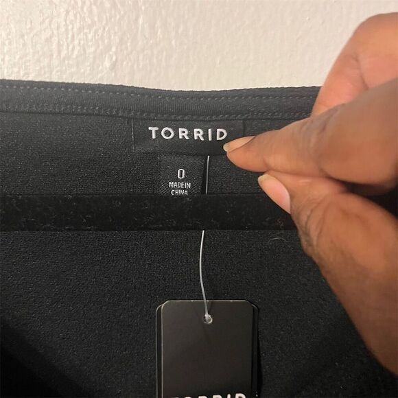 Torrid Plus Sz 0 Black Textured Skater V Neck Short Sleeve Stretch Top Sz L NWT - Picture 5 of 9